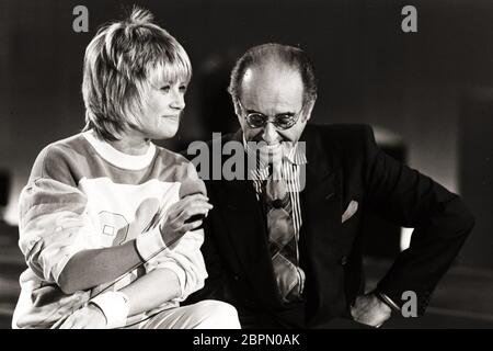 Deutsche Fernsehsendung von Alfred Biolek - Die dänische Sängerin und Schauspielerin Gitte Hænning-Johansson (Links) und der deutsche Fernsehunterhaltungskünstler Alfred Biolek (rechts) während einer deutschen Fernsehsendung. Foto Stock