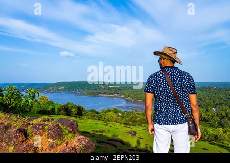 Un viaggiatore da Delhi godendo della vista naturale stupefacente dal forte di Chapora situato nella parte nord di Goa, Goa India. Vagator Beach è una delle più belle. Foto Stock