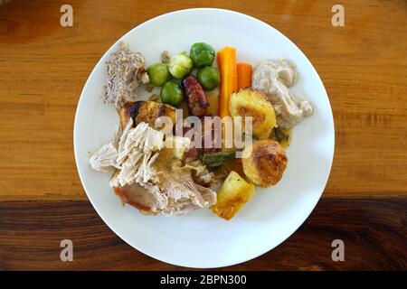 Tipica Cena di Natale con la Turchia, arrosto di veg e i cavoli di Bruxelles Foto Stock