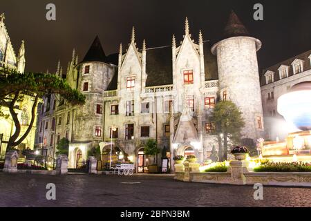Ba Na collina villaggio francese di notte in Da Nang ,Vietnam. Foto Stock