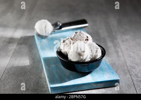 Latticini e gelati stracciatella in ciotola da dessert nera Foto Stock