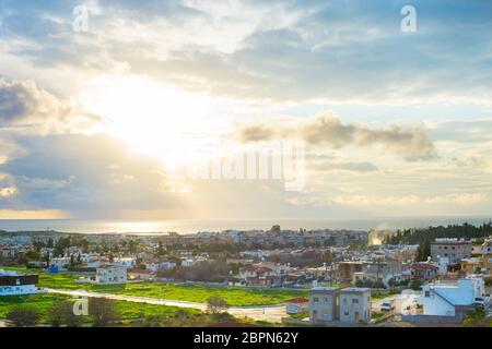 Scenic vista aerea di Paphos cityscape in sera la luce solare, Cipro Foto Stock