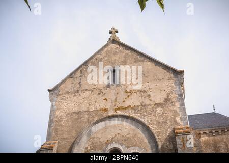 Port Joinville, Francia - 16 Settembre 2018: dettagli architettonici della chiesa Saint-Amand sull'isola di Yeu su un giorno di estate Foto Stock