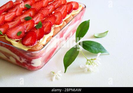 Tiramisù. Dessert italiano tradizionale con fragola e mascarpone. Primo piano. Spazio di copia. Foto Stock