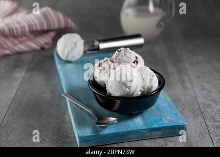 Latticini e gelati stracciatella in ciotola da dessert nera Foto Stock