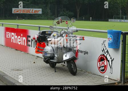 1. FC Köln - Präsentation des Kaders für die Saison 2003/2004 Geißbockheim. Foto Stock