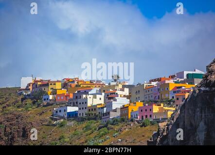 Case colorate su una collina - San Sebastian città di La Gomera, isole Canarie, Spagna Foto Stock