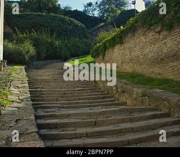 Scale di pietra andando fino in corrispondenza della Fortezza Petrovaradin, Novi Sad Foto Stock