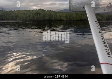 Idrovolante Inlandair decollo da Seal Cove con relfezioni aeree, Prince Rupert, British Columbia Foto Stock