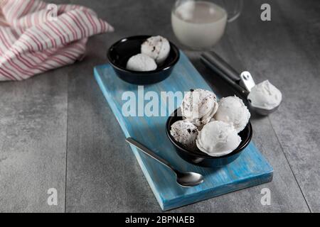 Latticini e gelati stracciatella in ciotola da dessert nera Foto Stock