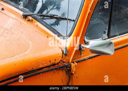 Primo piano di una vecchia auto arancione Volkswagon Beetle, arrugginita, non lavata e trascurata, Londra, Regno Unito Foto Stock