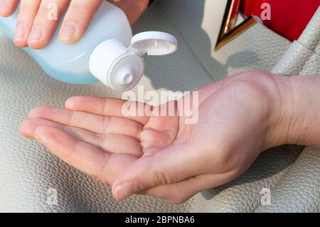 Le mani delle donne con il lavaggio a mano di gel igienizzante. Foto Stock