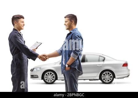 Uomo che porta l'auto in un negozio di riparazione auto e scuotendo le mani con l'operatore meccanico auto isolato su sfondo bianco Foto Stock