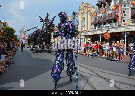 Le folle guardano il Festival of Fantasy Parade al parco Magic Kingdom di Walt Disney World in Florida, USA. Foto Stock