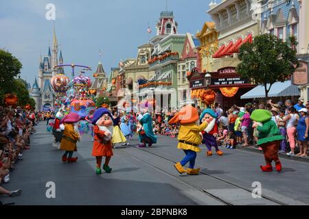 Le folle guardano il Festival of Fantasy Parade al parco Magic Kingdom di Walt Disney World in Florida, USA. Foto Stock