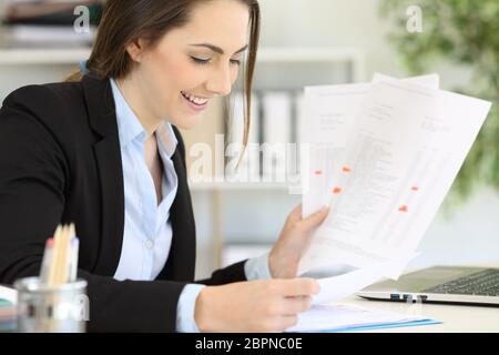 Felice di lavoro esecutivo la gestione di diversi documenti in ufficio Foto Stock