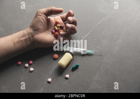 L'uomo suicidarsi da overdose sui farmaci. Close up di overdose di pillole e addict. Foto Stock