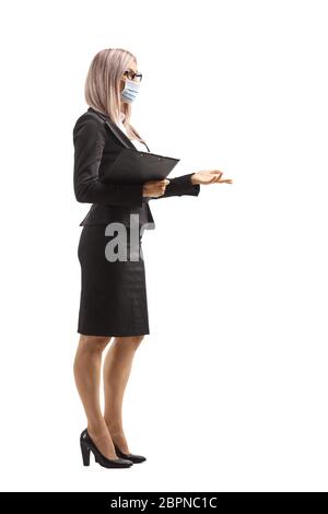 Foto a profilo completo di una donna professionista che indossa una maschera protettiva per il viso e gesturing con la mano isolata su sfondo bianco Foto Stock