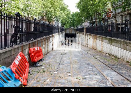 Entrata alla Kingsway Tramway Subway, a lungo disusata, un tunnel classificato di grado II nel centro di Londra, costruito dal London County Council, l'unico di Foto Stock