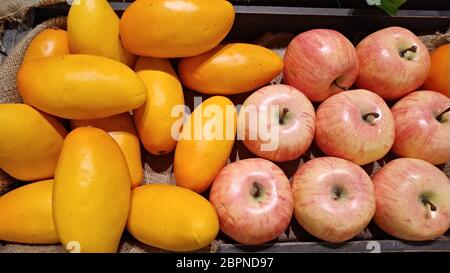 La papaia e apple, frutta tropicale in sezione trasversale Foto Stock