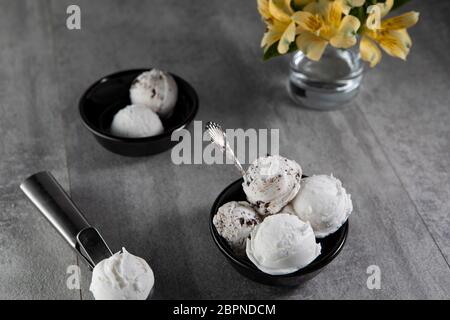 Latticini e gelati stracciatella in ciotola da dessert nera Foto Stock