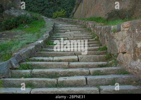 Scale di pietra fatta di blocchi di pietra di andare fino a Fortezza Foto Stock