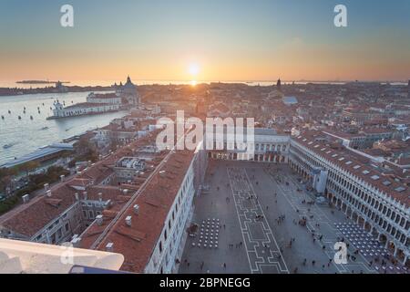 Vista aerea di Venezia all'alba, Italia. Piazza San Marco. Punto di riferimento italiano Foto Stock