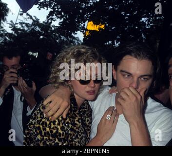 Gretchen mol e Leonardo DiCaprio sul set di film Woody Allen ‘ Celebrity’. 09/08/1997 Credit: John Barrett/PhotoLink/MediaPunch Foto Stock