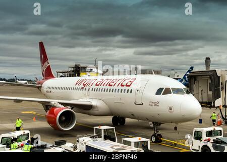 AEROPORTO DI SEATTLE TACOMA, WA, USA - GIUGNO 2018: Virgin America Airbus A320 Jet sta per partire dal terminal all'aeroporto di Seattle Tacoma. Foto Stock