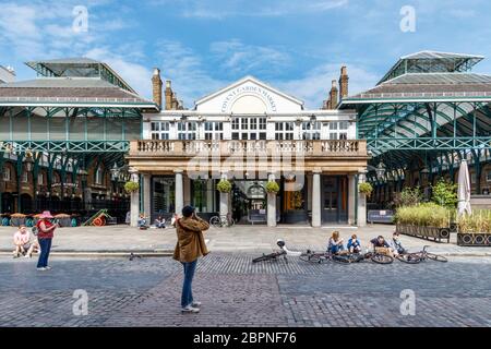 Covent Garden Market, normalmente occupato, quasi desertato durante un fine settimana durante il blocco pandemico del coronavirus, Londra, Regno Unito Foto Stock