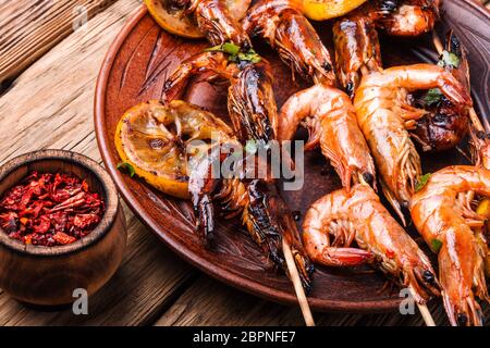 Gamberoni arrosto sulla piastra.pesce alla griglia.Arrosto di gamberetti.gamberi tigre Foto Stock