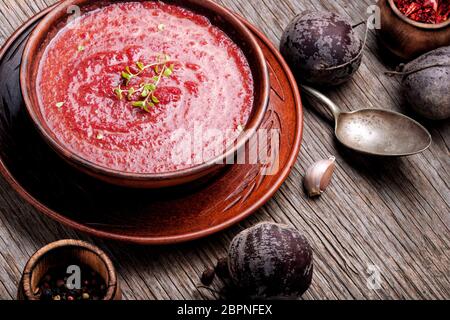 Il freddo Estate zuppa di barbabietole sul tavolo in legno.STILE RUSTICO Foto Stock