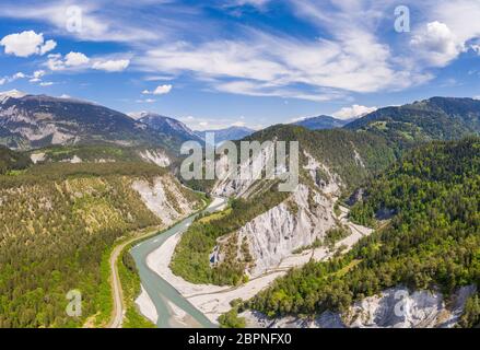 Vista aerea della gola del Reno, o del Grand Canyon della Svizzera, vicino a Flims nel Cantone di Graubünden Foto Stock