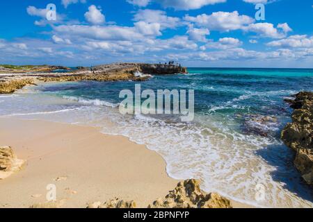 I turisti salgono sulla formazione rocciosa El Mirador alla spiaggia di Cozumel, Messico. Foto Stock