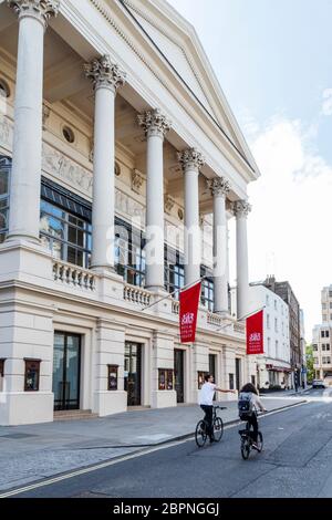 Il Royal Opera House in Bow Street a Covent Garden, chiuso durante il blocco pandemico del coronavirus, Londra, Regno Unito Foto Stock