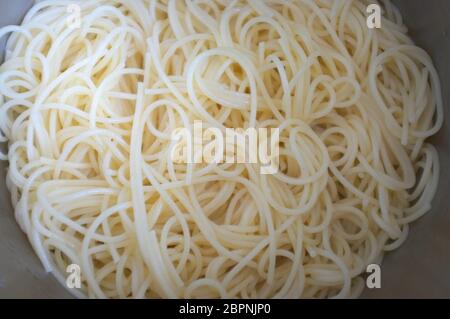 Close up texture di spaghetti giallo per l'immagine di sfondo. Foto Stock