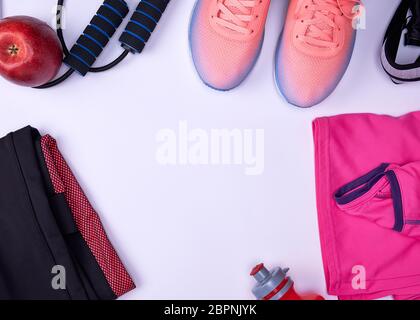 Sport calzature di materie tessili e altri elementi per il fitness su uno sfondo bianco, vista dall'alto Foto Stock