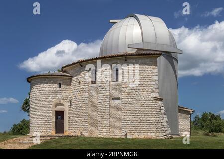 Vista laterale del famoso osservatorio, TiCan - Visnjan, Istria, Croazia Foto Stock