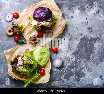 Hamburger di verdure servita sul tagliere.cibo vegan concetto.gustoso cibo veloce Foto Stock