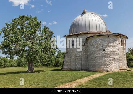 Vista laterale del famoso osservatorio, TiCan - Visnjan, Istria, Croazia Foto Stock