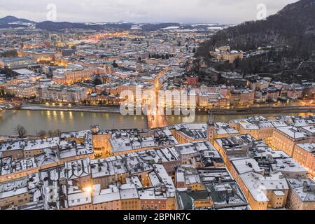 Vista aerea del ponte di stato di Salisburgo e dello skyline della città ricoperta di neve al tramonto Foto Stock