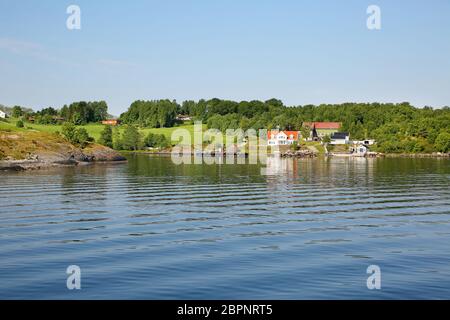 Bellissime isole con villaggi, case in legno e alberi lungo la costa e fiordi. Lysefjord, vicino a Stavanger, Rogaland contea, Norvegia. Foto Stock