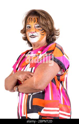 Nonna con faccia animale-paint isolato in bianco Foto Stock