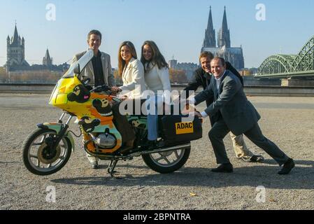 8. RTL-Spendenmarathon 2003 - Präsentation a Köln-Deutz - Die 'Stiftung RTL - Wir helfen Kindern' präsentiert die Projektpaten vor dem Kölner Hyatt Hotel. Markus Lanz, Nazan Eckes, Estefania Küster, Dieter Bohlen und Wolfram Kons (von Links). Foto Stock