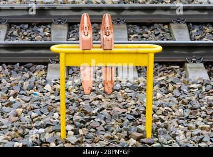 Pattini freno per la ferrovia inseriti in una cremagliera tra i binari, Austria Foto Stock
