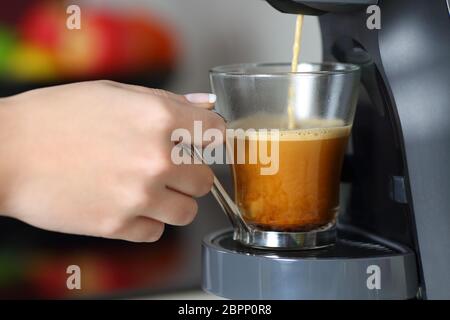 In prossimità di una donna mano utilizzando una macchina per il caffè Foto Stock