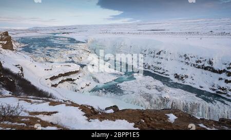 Immagine panoramica della cascata ghiacciata di Gullfoss, Islanda, Europa Foto Stock