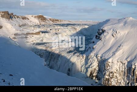 Immagine panoramica della cascata ghiacciata di Gullfoss, Islanda, Europa Foto Stock