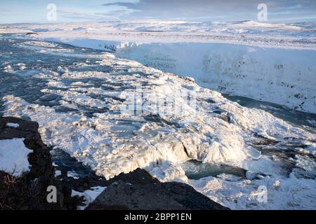 Immagine panoramica della cascata ghiacciata di Gullfoss, Islanda, Europa Foto Stock