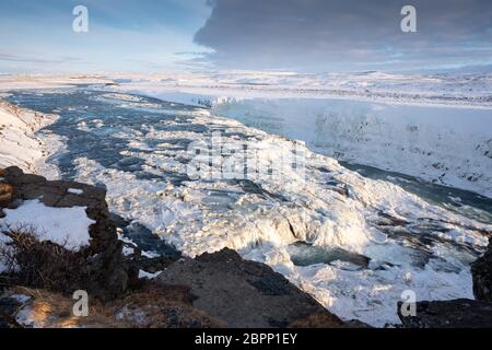 Immagine panoramica della cascata ghiacciata di Gullfoss, Islanda, Europa Foto Stock